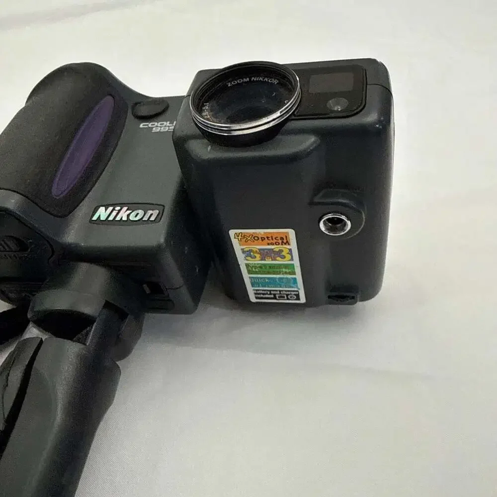 Nikon Coolpix 995 Vintage Digital Camera - ,